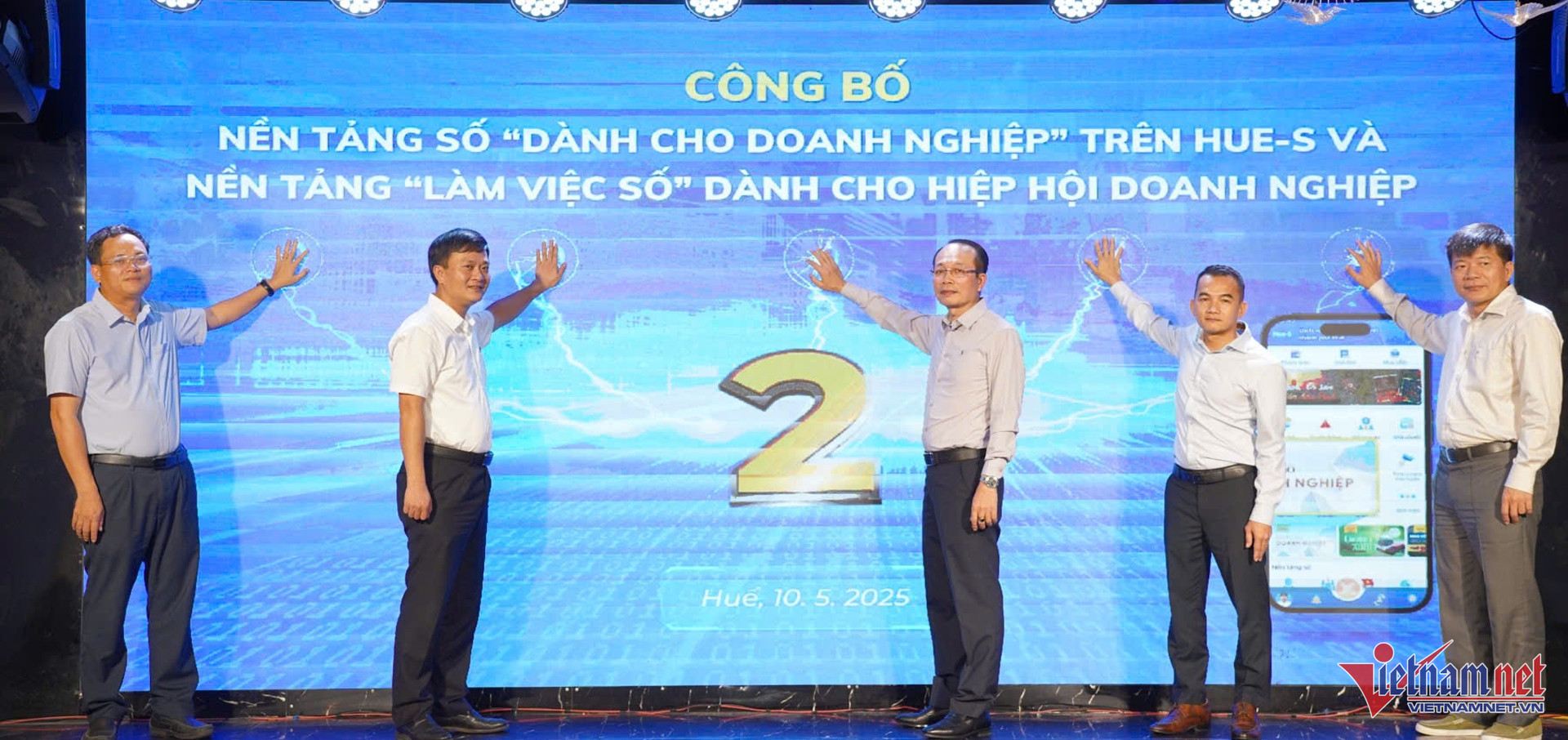Phó Chủ tịch UBND thành phố Huế Phan Quý Phương cùng các đại biểu thực hiện nghi thức ra mắt 2 nền tảng số hỗ trợ doanh nghiệp chuyển đổi số. Ảnh: V.Sỹ