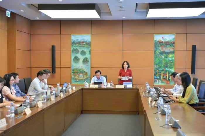 Đại biểu Lê Đào An Xuân điều hành phiên thảo luận. Ảnh: Báo Phú Yên