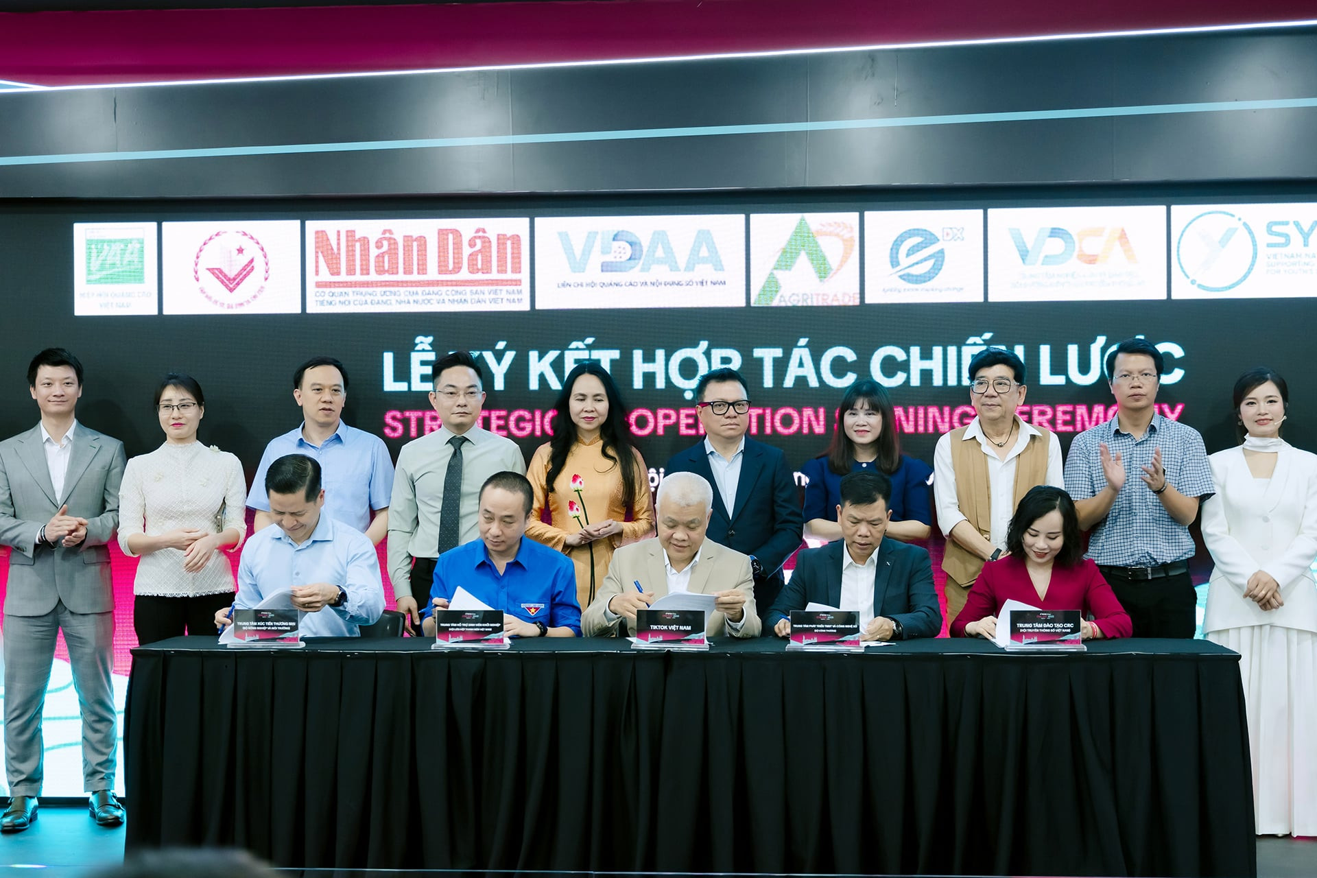 Lễ ký kết và công bố hợp tác cùng các đối tác của TikTok shop. Ảnh: BTC