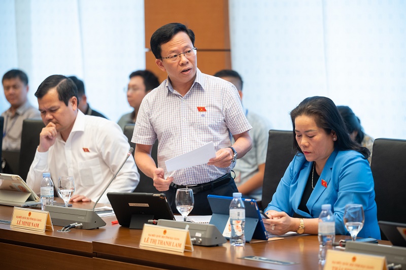 Đại biểu Lê Minh Nam, Đoàn ĐBQH tỉnh Hậu Giang phát biểu