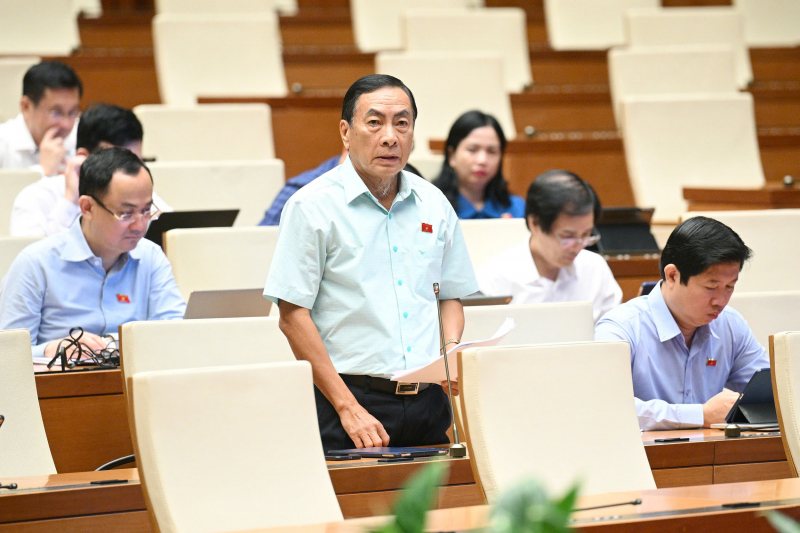 Đại biểu Phạm Văn Hòa (ĐBQH tỉnh Đồng Tháp) phát biểu.