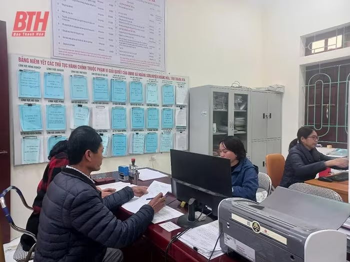 Người dân thực hiện các TTHC tại Bộ phận tiếp nhận và trả kết quả của xã Hoằng Sơn (Hoằng Hóa).