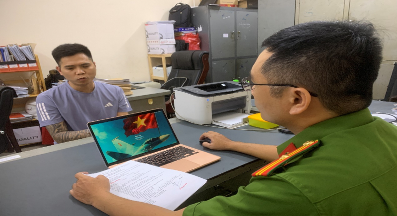 Công an làm việc với đối tượng Hùng.