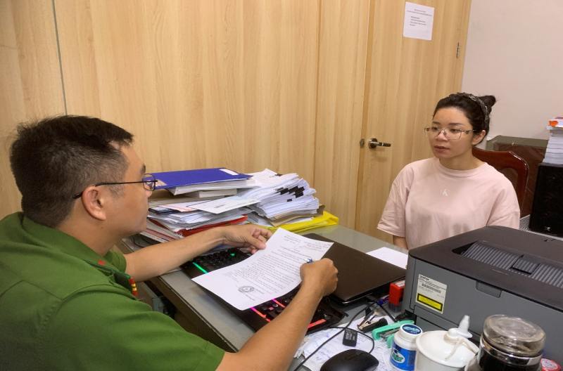 Đối tượng Nga khai nhận vụ việc với cán bộ điều tra. 