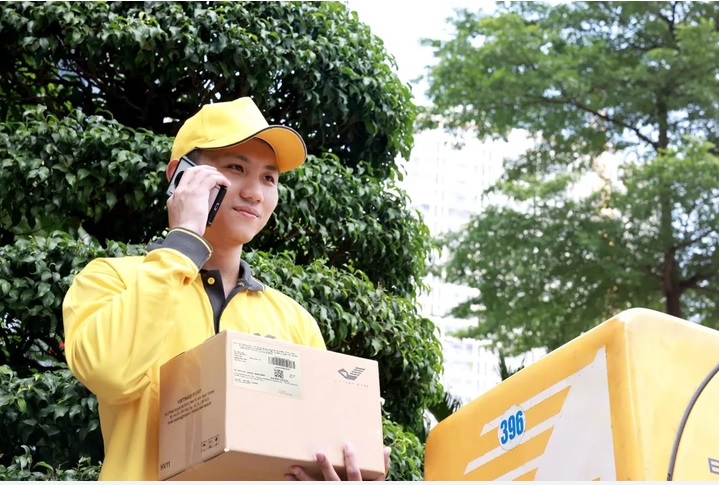 Bưu tá của Bưu điện Việt Nam luôn mặc đồng phục, đi phương tiện đúng nhận diện thương hiệu, gọi điện cho khách hàng trước khi giao hàng và không yêu cầu chuyển khoản/thanh toán trực tuyến để nhận hàng