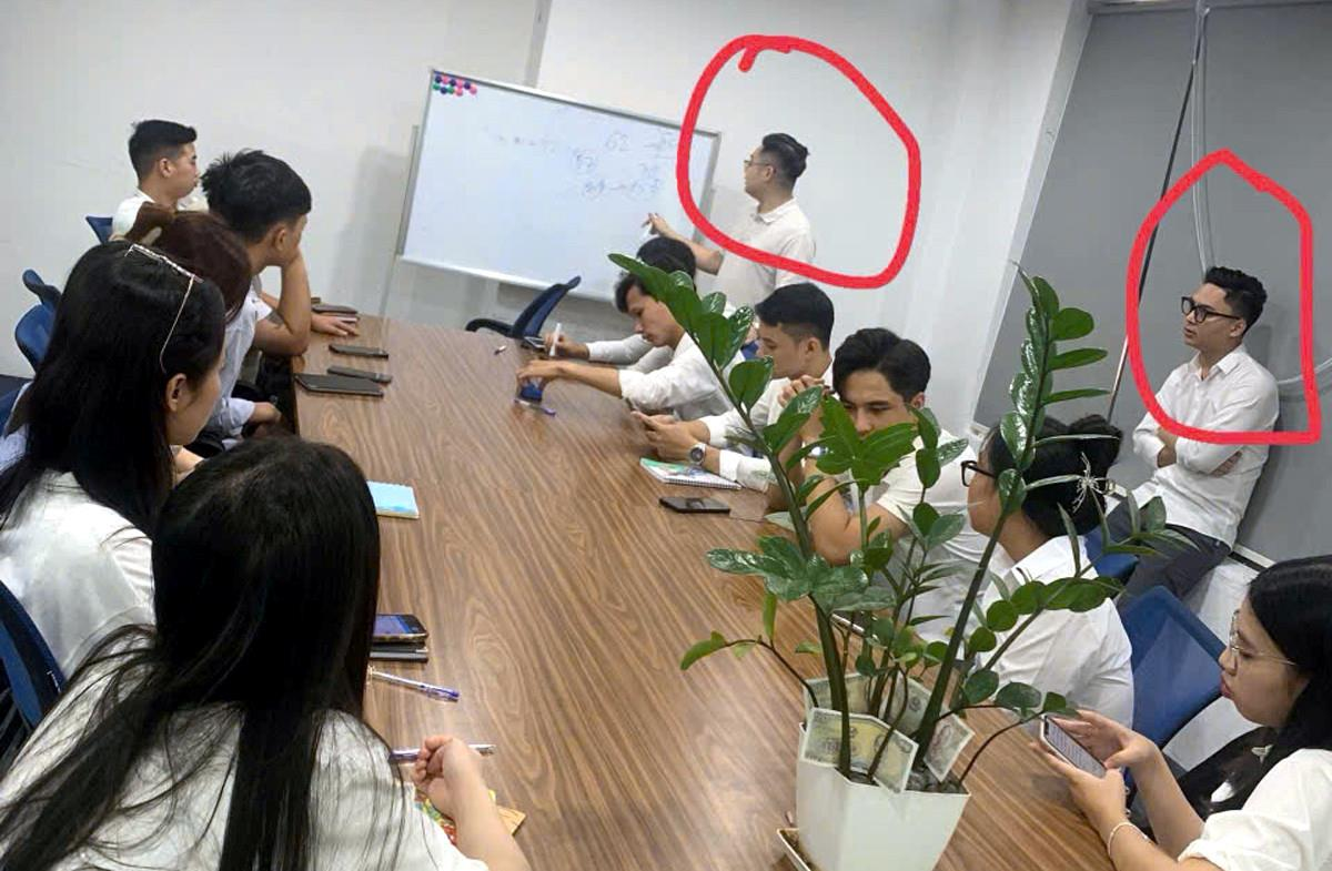 Phó Đức Nam và Lê Khắc Ngọ (trong vòng đỏ) đang đào tạo nhân viên để lừa đảo. Ảnh: CACC