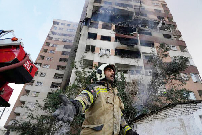 Một trong các tòa nhà ở Tehran bị Israel tấn công sáng 13/6.