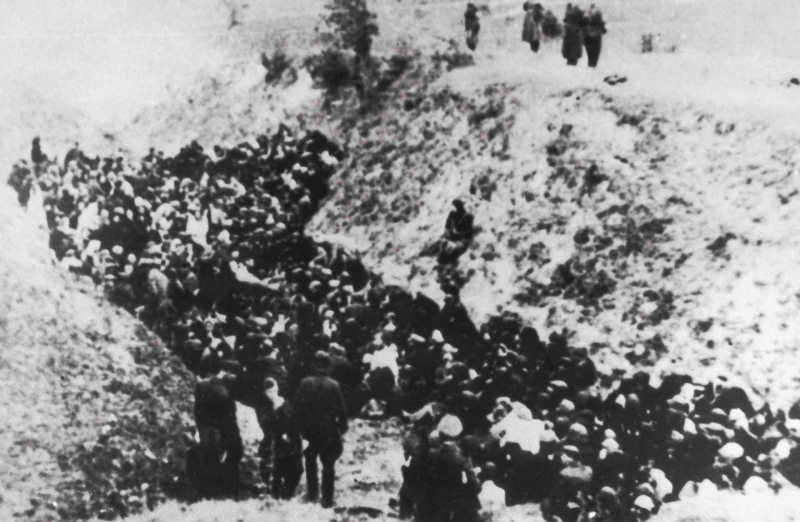 Một nhóm lớn người Do Thái Ba Lan trước khi bị hành quyết ở Belzec, khoảng năm 1941.