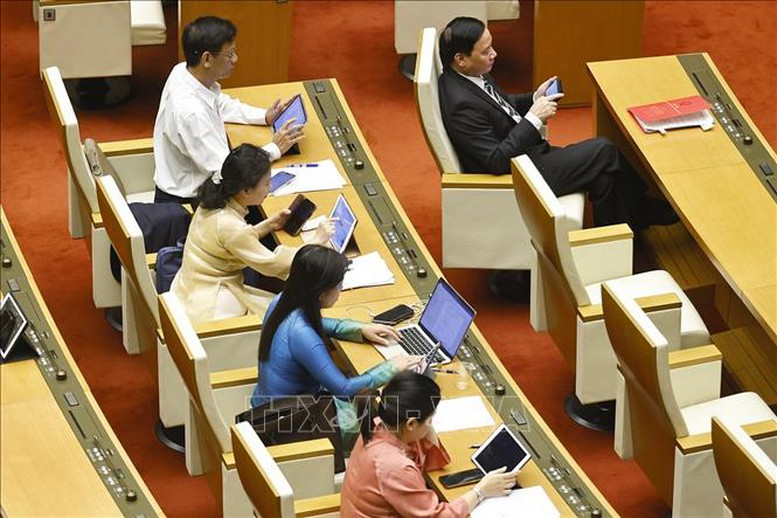 Đại biểu Quốc hội được cấp máy mới phục vụ cho hoạt động chuyển đổi số của Quốc hội - Ảnh: TTXVN