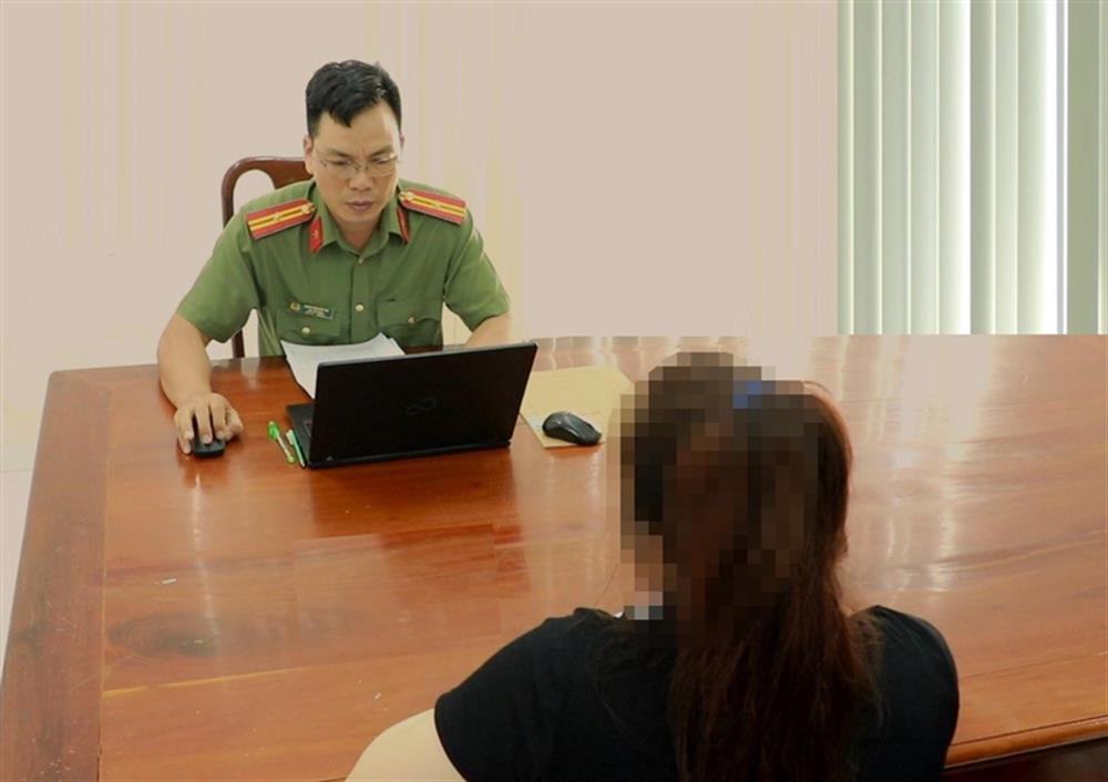Chị L.T.N đến trình báo vụ việc.
