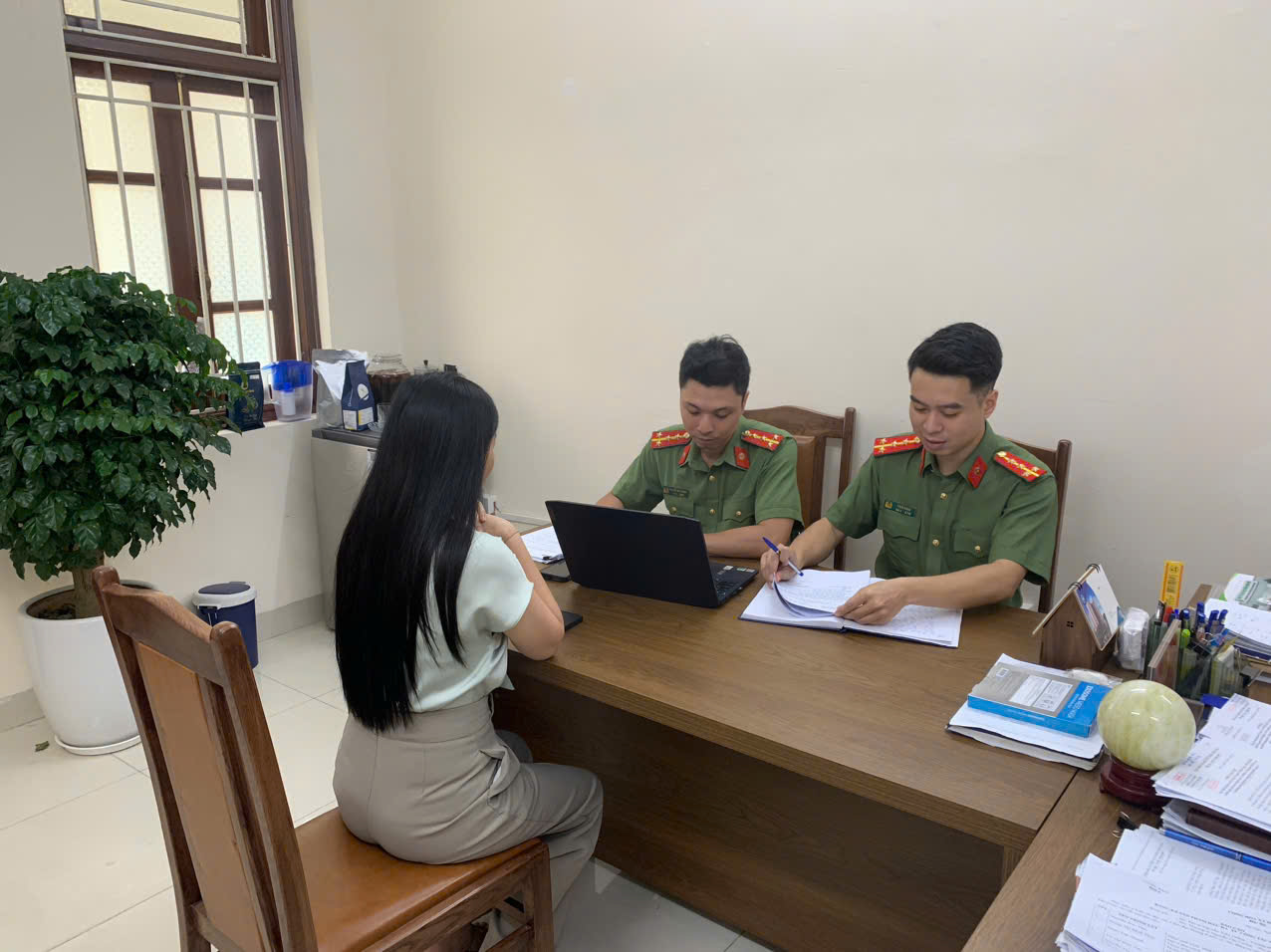 Chủ tài khoản Facebook đăng tải, chia sẻ video, clip có thông tin sai sự thật làm việc tại cơ quan công an (Ảnh: CAND).