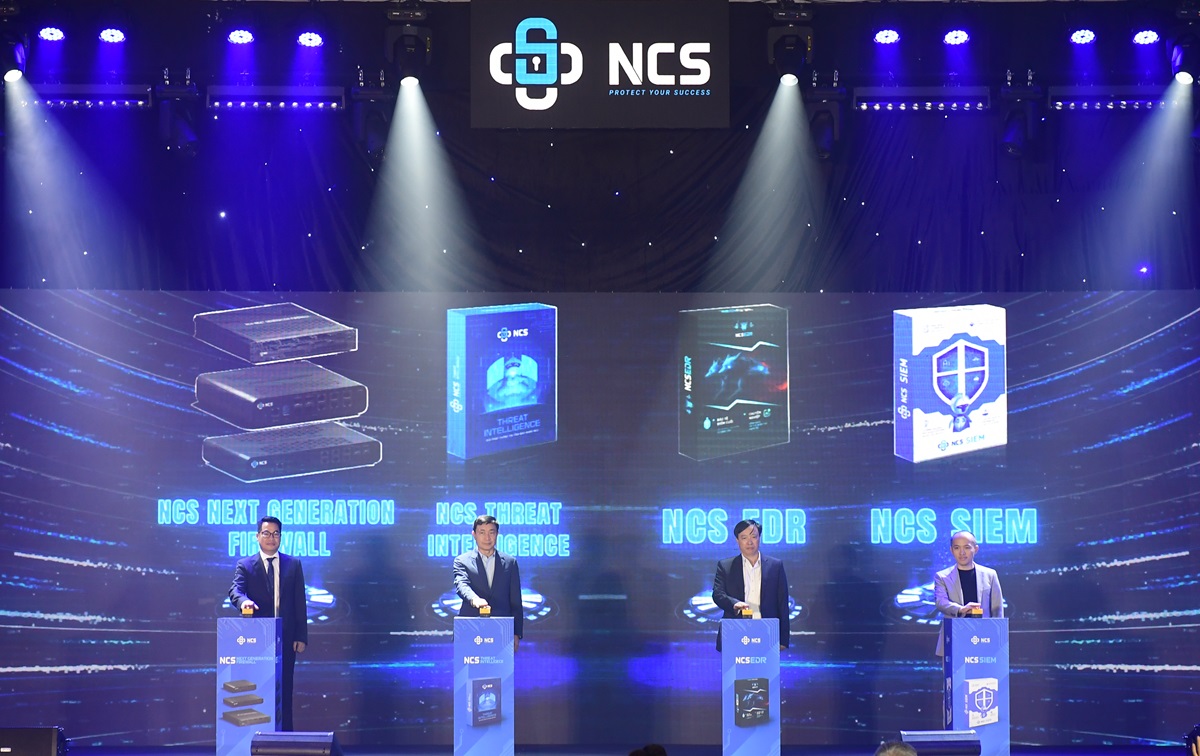 Các đại biểu nhấn nút chính thức ra mắt Hệ sinh thái sản phẩm an ninh mạng NCS
