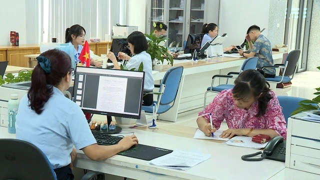 Người dân đến giải quyết thủ tục tại Trung tâm PVHCC tỉnh Quảng Ninh