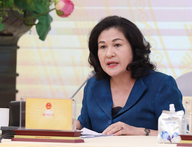 Thứ trưởng Bộ Nội vụ Nguyễn Thị Hà thông tin về tình hình triển khai các thủ tục hành chính phục vụ người dân, doanh nghiệp sau 3 ngày đầu tiên tổ chức chính quyền địa phương 2 cấp - Ảnh: VGP