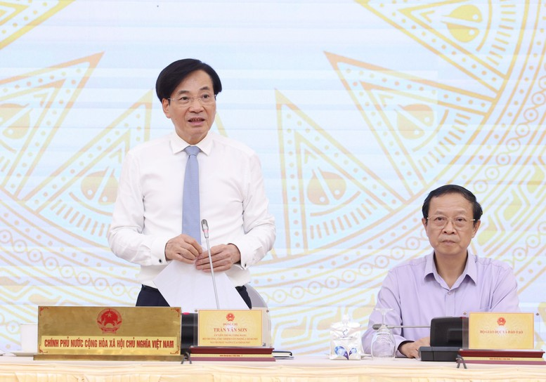 Bộ trưởng, Chủ nhiệm VPCP Trần Văn Sơn thông tin về kết quả giải quyết thủ tục hành chính trực tuyến sau 3 ngày vận hành trung tâm phục vụ hành chính công cấp tỉnh và cấp xã - Ảnh: VGP